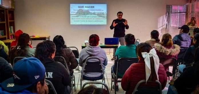 Imparte Salud platica sobre ‘’cutting’’ a padres de familia