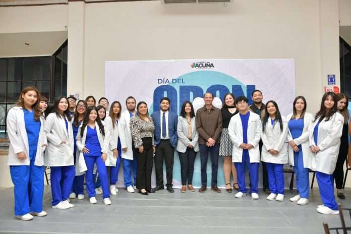 Reconoce Emilio de Hoyos trayectoria de odontólogos de Acuña
