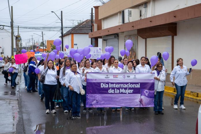 La marcha dio inicio en la calle Juárez esquina con Socorro, recorriendo las principales vialidades hasta llegar a la Plaza Principal