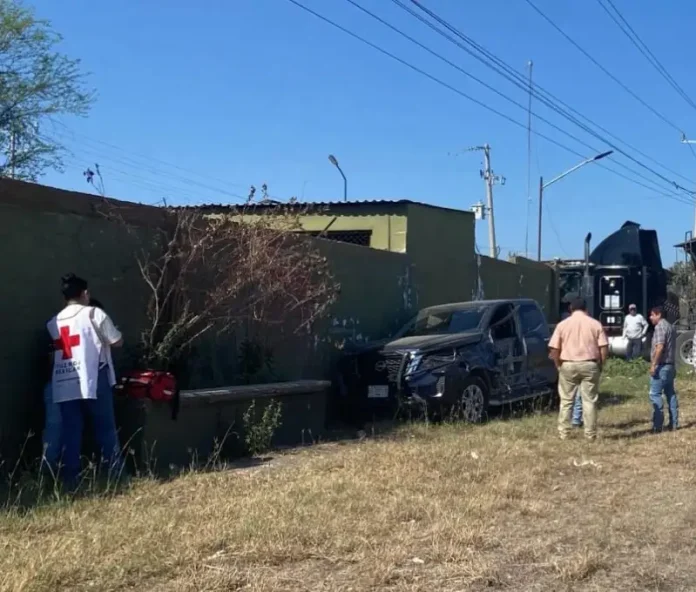 Accidente vial en la carretera Múzquiz-Rosita involucra un Nissan Frontier y un tráiler Kenworth; sin lesionados graves, solo daños materiales totales en el vehículo ligero.