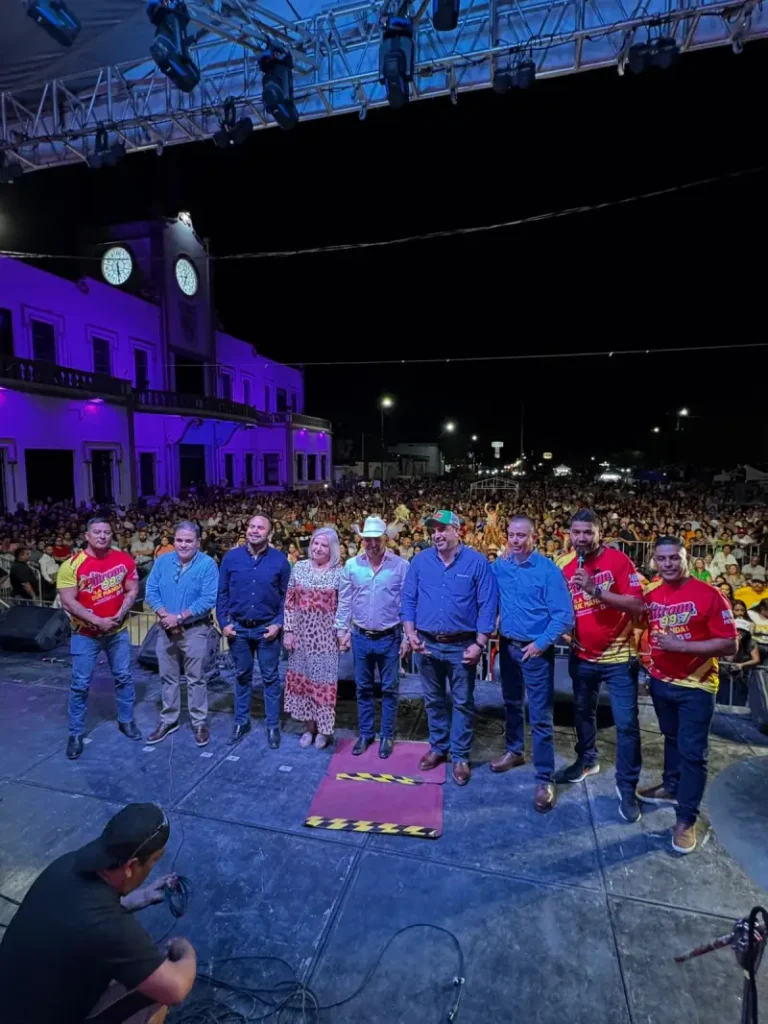 Javier Ruiz Izaguirre, Diego Garduño, Alma Iribarren, Chano Díaz, Francisco Tobías y José Ángel Talamantes en el NRT Fest Blomsa Ferreterías 2026 en Sabinas, Coahuila 