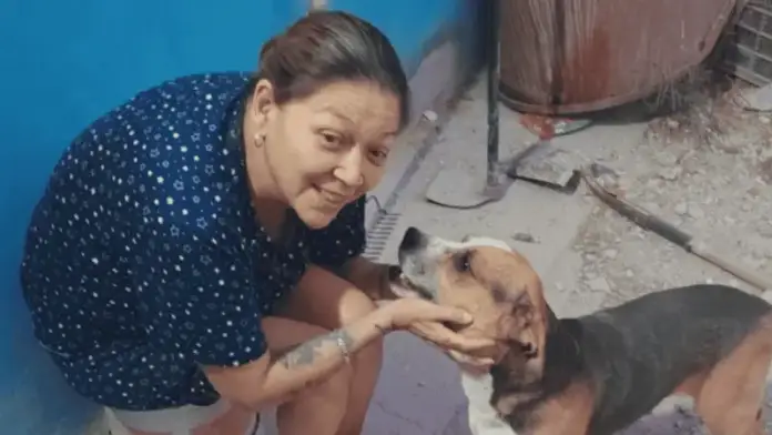 Claudia Loera y su perro