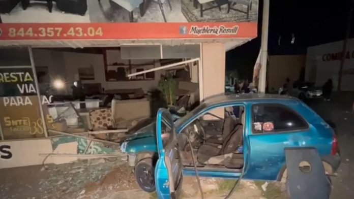 Conductor choca contra mueblería