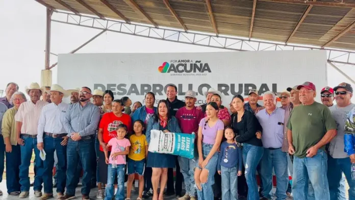 Fortalece Emilio De Hoyos al campo con entrega de semilla de sorgo a 100 productores