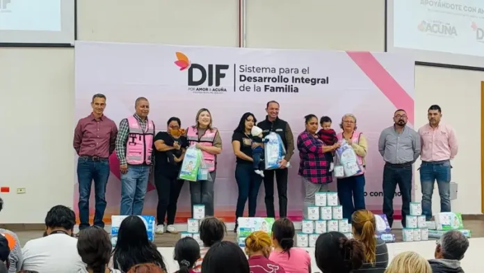 Apoya DIF a madres solteras con entrega de leche y pañales