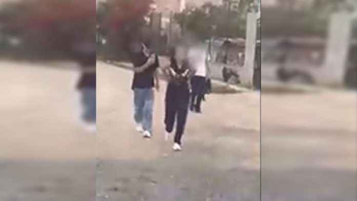 Dos estudiantes protagonizan pelea