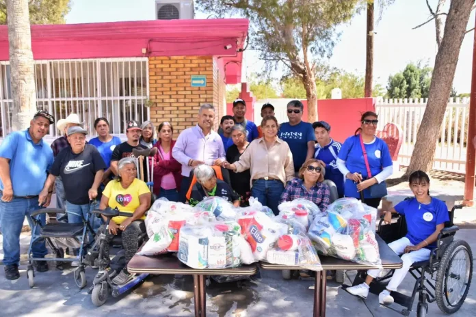 Entrega Víctor Leija apoyos alimentarios en Cuatro Ciénegas a personas con discapacidad
