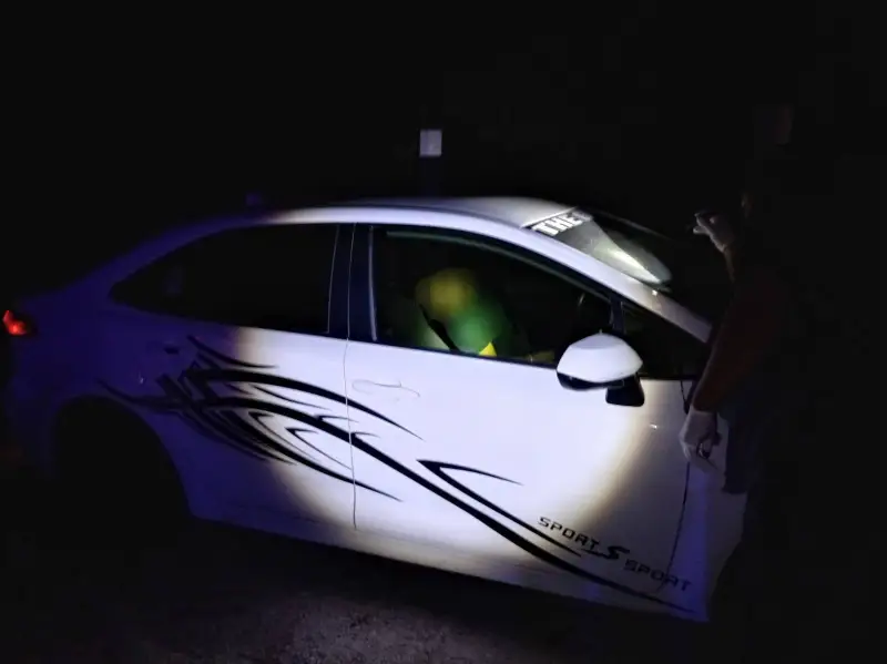 Fallece dentro de su auto