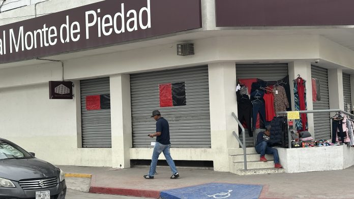 Trabajadores mantienen la huelga en Nacional Monte de Piedad frente a sucursal cerrada