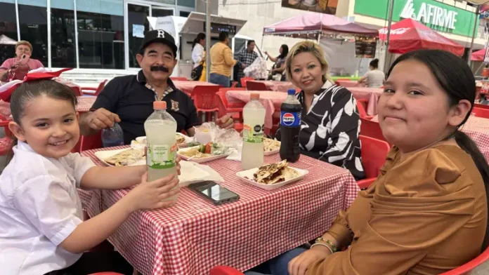 Asistentes disfrutando del Día del Taco en Monclova y concurso de tortilla de harina
