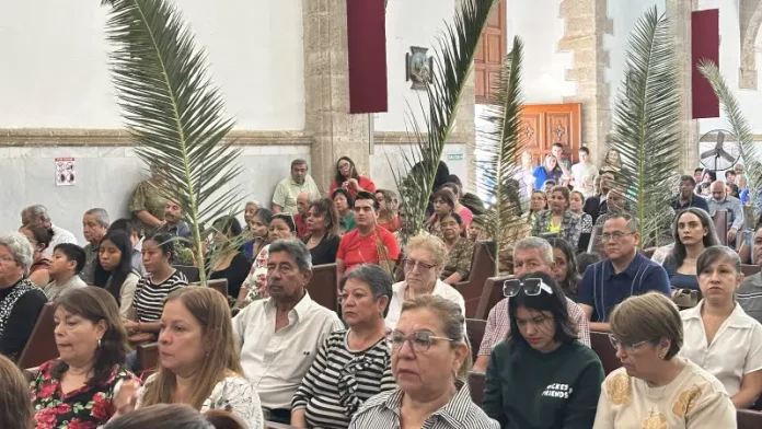 Fieles celebrando el inicio de la Semana Santa México en Monclova