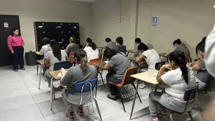 Internos del centro de rehabilitación en Monclova estudiando para su graduación