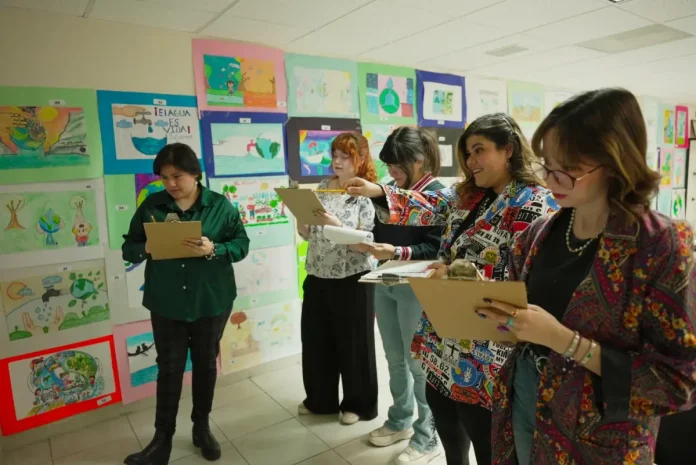 Jueces califican dibujos del agua que participaron en el concurso de Simas