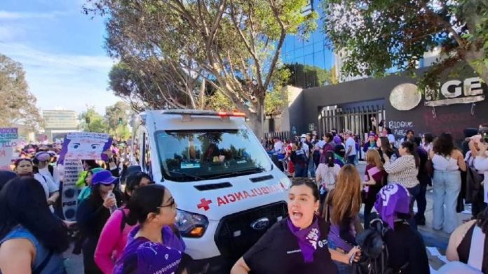 Madre de joven desaparecida se desvanece