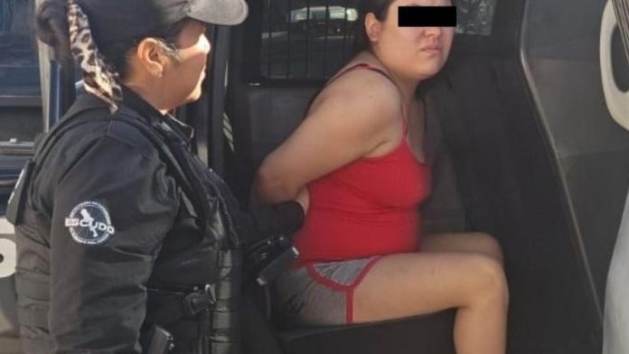 Mujer golpea a su novio
