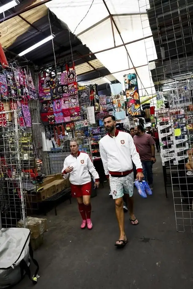 Pasean leyendas portuguesas por Tepito