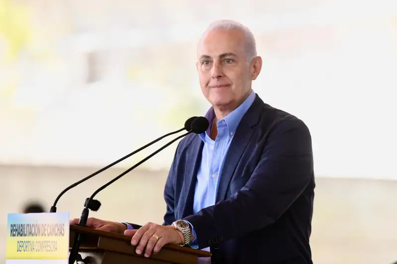 Román Cepeda entrega rehabilitación de cuatro canchas de básquetbol en la Deportiva Compresora