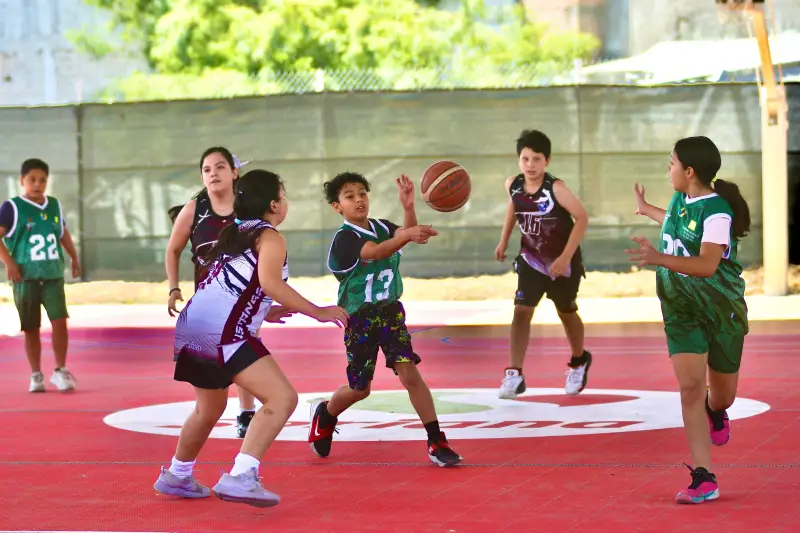 Román Cepeda entrega rehabilitación de cuatro canchas de básquetbol en la Deportiva Compresora
