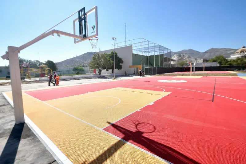 Román Cepeda entrega rehabilitación de cuatro canchas de básquetbol en la Deportiva Compresora