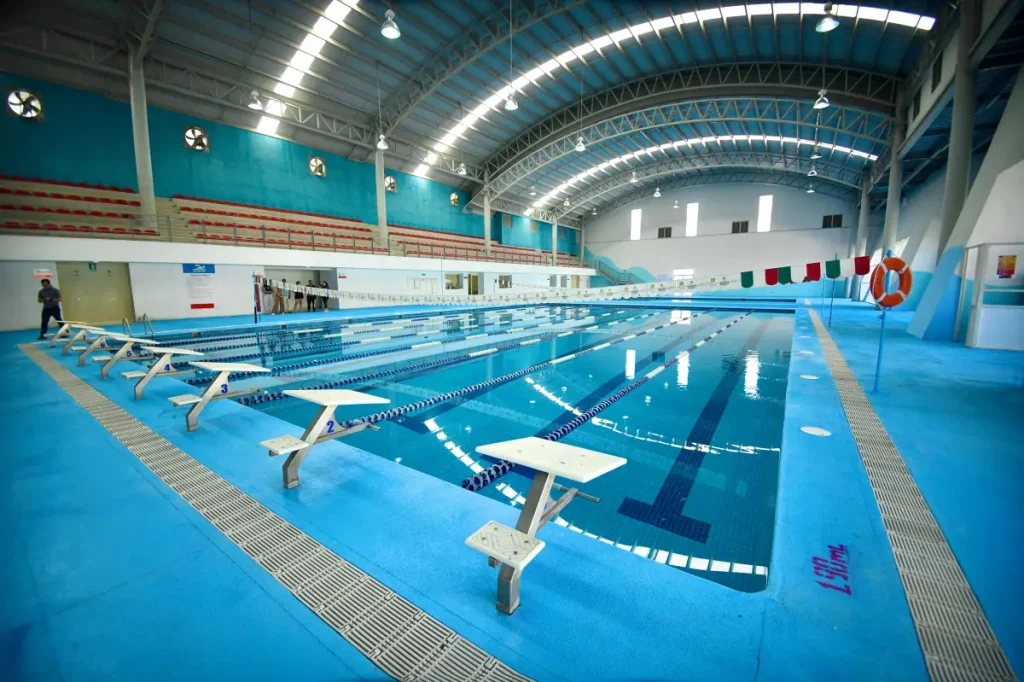 Román Cepeda supervisa trabajos de rehabilitación en la alberca de La Jabonera