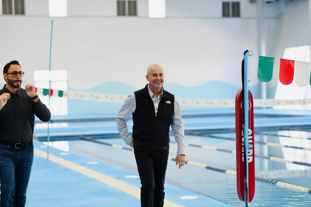 Román Cepeda supervisa trabajos de rehabilitación en la alberca de La Jabonera