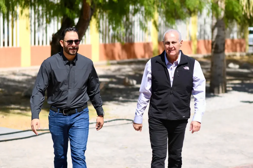 Román Cepeda supervisa trabajos de rehabilitación en la alberca de La Jabonera