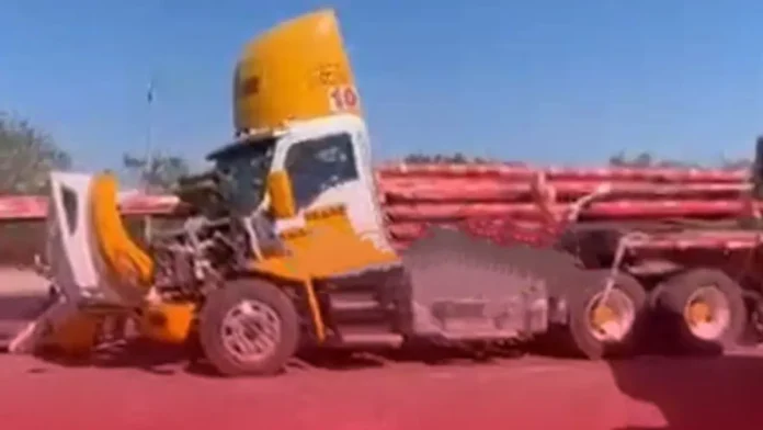 Vigas impactan cabina de tráiler y provocan fallecimiento de conductor