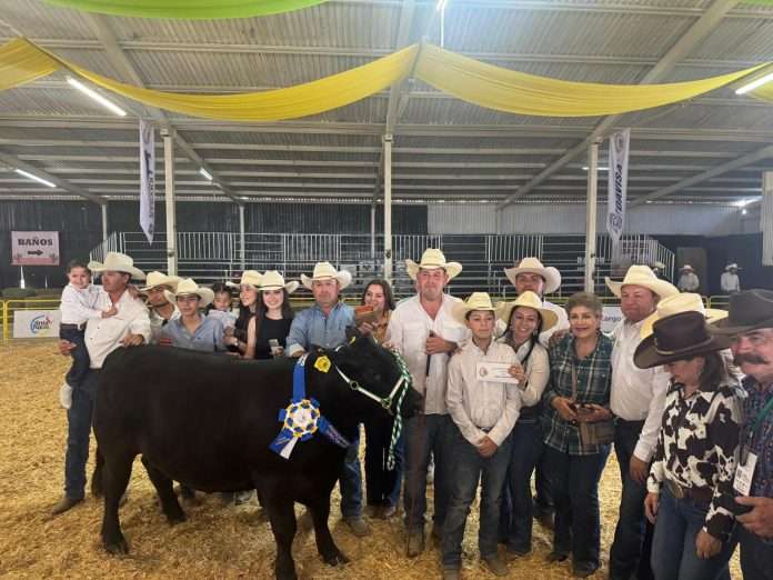 Productores del rancho La Argentina de Múzquiz ganaron el Gran Campeón de Campeones