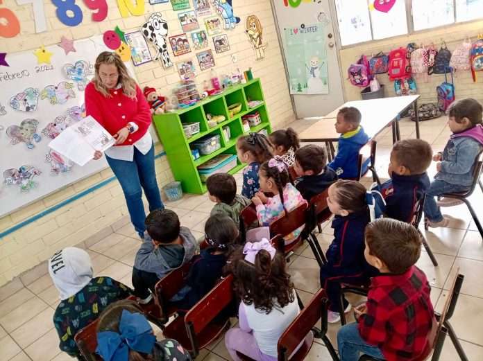 bibliotecarias municipales y estatales acudieron a diferentes escuelas del municipio con el objetivo de acercar a los estudiantes al maravilloso mundo de la lectura