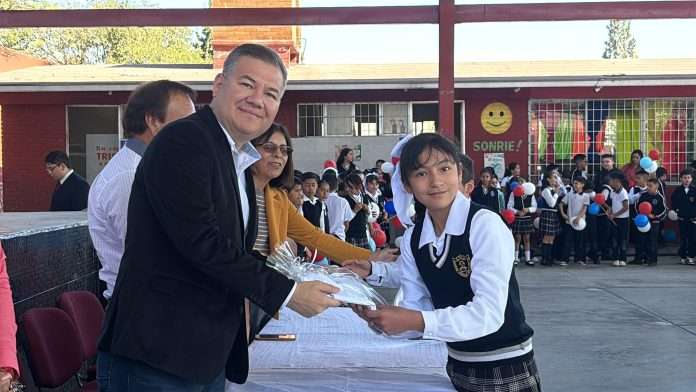 El Mtro. José Ángel Rodríguez Canales encabezó la inauguración del Club DH en la primaria Francisco González Bocanegra de la colonia La Madrid. 2.