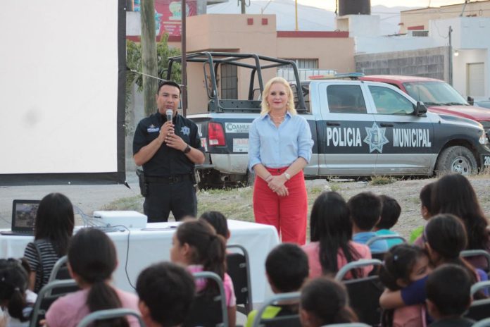 Durante el evento, las familias disfrutaron de la proyección de una película, además de recibir palomitas y refrescos que fueron otorgados por los propios elementos