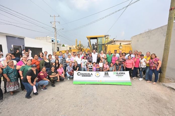 Arranca Carlos Villarreal obras de pavimentación en Monclova en la colonia El Roble