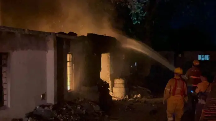 Bomberos de Múzquiz atendieron un incendio en el barrio El Porvenir presuntamente provocado por un sujeto que ha generado múltiples siniestros en la zona