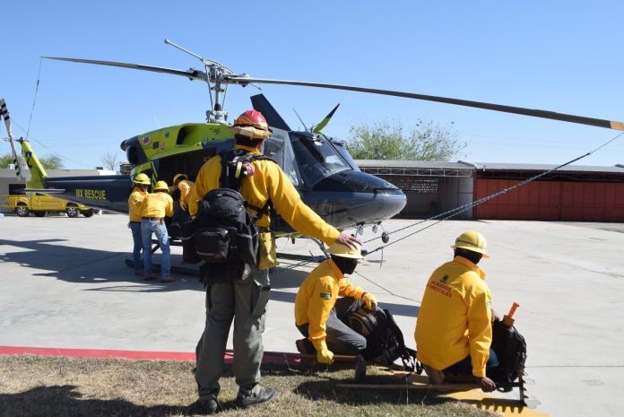 La Conafor capacitó a brigadistas forestales en protocolos de seguridad y manejo de helicópteros para mejorar las operaciones de combate de incendios forestales.