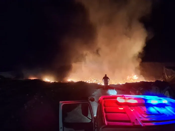 Autoridades reportan incendios provocados en Múzquiz, incluyendo el basurero municipal y quema de llantas en carretera; llaman a denunciar responsables.