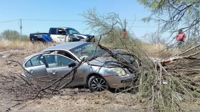 Conductor se salva tras chocar en Múzquiz por distraerse con el celular; autoridades llaman a evitar el uso del teléfono al volante.