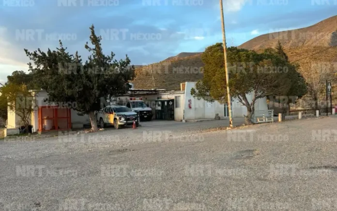 Camión cargado con barrenas se vuelca en carretera Múzquiz–Boquillas; dos personas resultan lesionadas pero fuera de peligro.