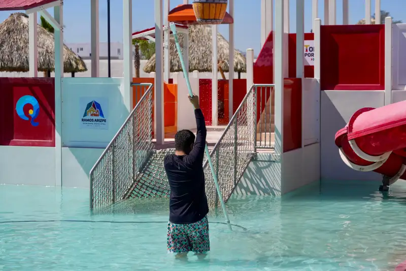 Con una inversión coordinada de 350 mil pesos, el alcalde de Ramos Arizpe entregó un tractor y equipo agrícola en el ejido San Juan de Sauceda. Además, se han distribuido 6 mil aves de traspatio este año para fortalecer la seguridad alimentaria en el sector rural.