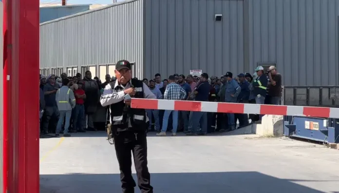 Trabajadores durante el paro en IMMSA Monclova por utilidades