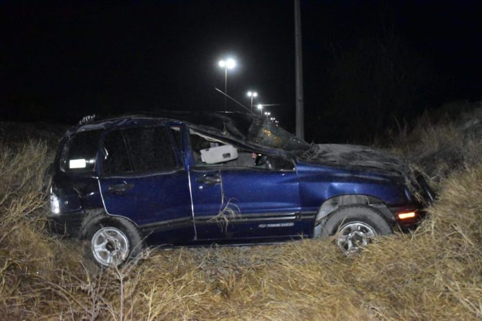 Vuelcan jóvenes en el libramiento Norte de Nueva Rosita