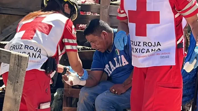 Paramédicos de Cruz Roja atendiendo a Héctor Javier Hernández Martínez en Saltillo por clavos en su mano.