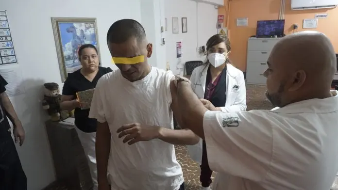 Aplican vacuna contra el sarampión a residentes del albergue Centauro Sifuentes