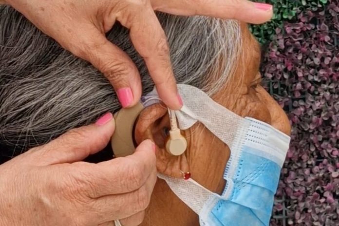 Entrega DIF aparato auditivo a adulto mayor para mejorar su calidad de vida