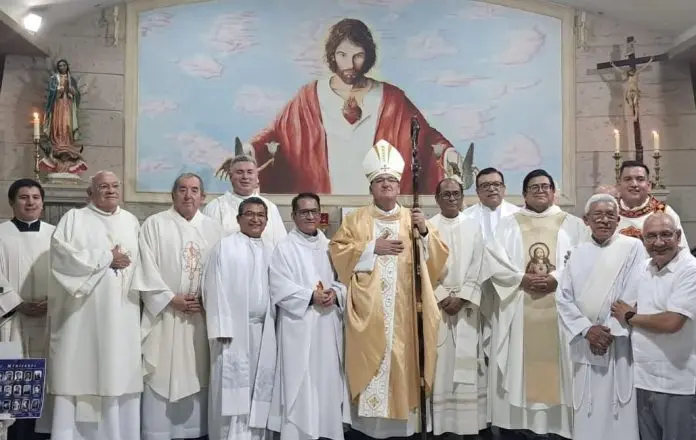 Sacerdotes de la Diócesis de Saltillo preparándose para la Hora Eucarística en el Estadio Francisco I. Madero.