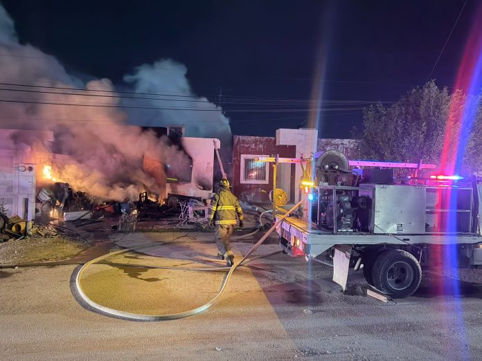 Incendio consume vivienda en el fraccionamiento Santa Rosa