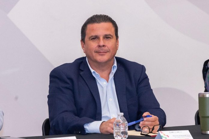 Aníbal Soberón Rodríguez, titular de Servicios Públicos de Saltillo, revisando propuestas para nuevo relleno sanitario.