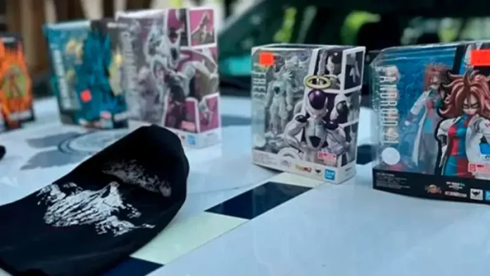 presunto robo en una tienda de figuras de acción.