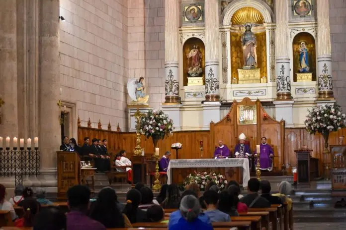 Mons. Hilario González García presidiendo la Santa Misa en la reapertura de la Capilla del Santo Cristo en Saltillo.