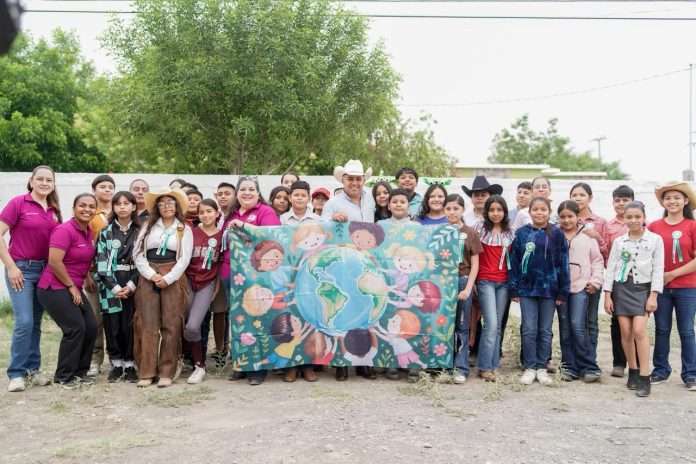 Visita Chano Díaz a estudiantes de la primaria 