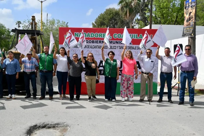 Alejandra Huerta y equipo en inicio de obra de alcantarillado en Nadadores, Coahuila.